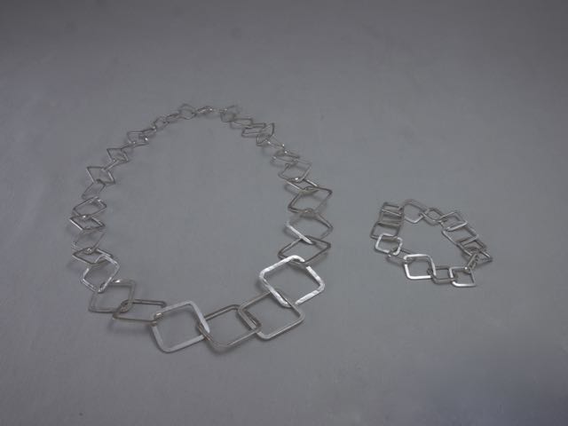 Zilver vierkant gesmeed collier en armband
